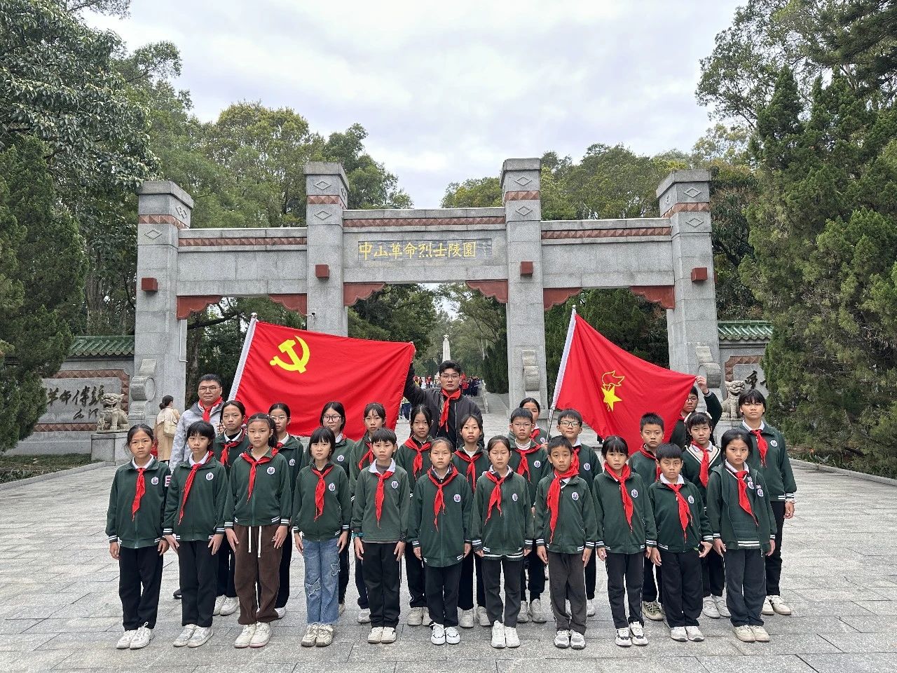 党建引领育新人 红领巾心向党—— 东升华盛学校开展清明节红色教育实践活动