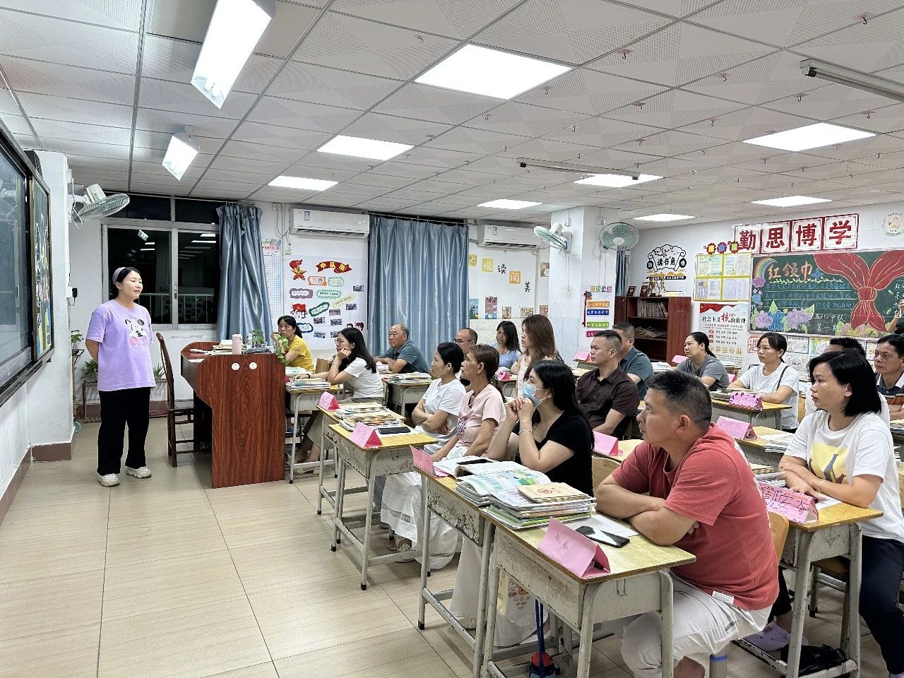 风雨无阻赴约 家校温情共育——东升华盛学校2025年春季学期家长会圆满举行