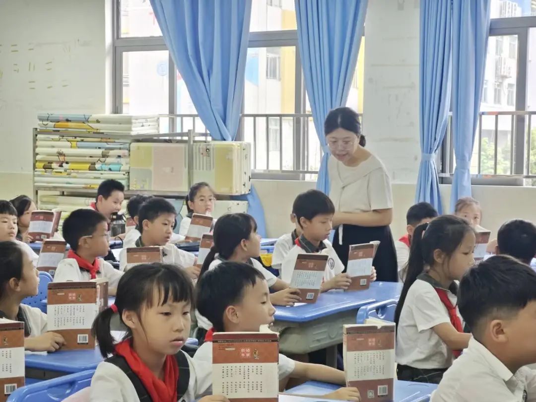 书香润童心 书香浸校园----翠景东方小学读书节系列活动