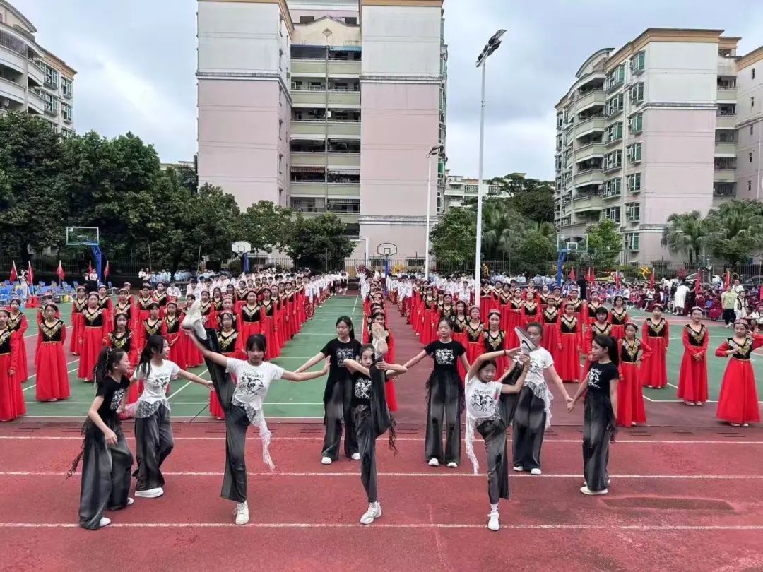童心向党，舞动梦想----翠景东方小学新队员入队仪式暨民族舞蹈比赛